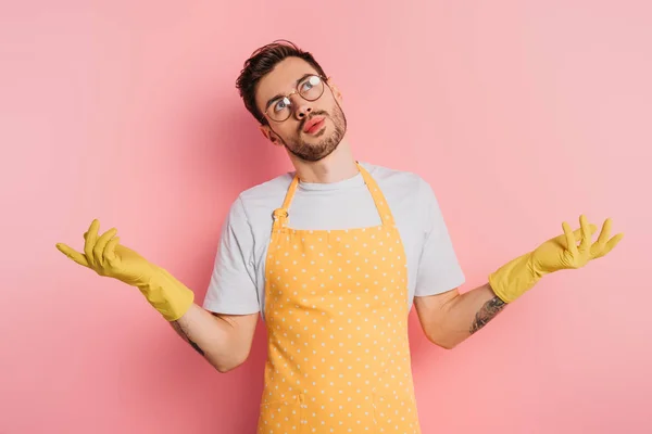 Confused Young Man Apron Rubber Gloves Showing Shrug Gesture Pink — Stock Photo, Image