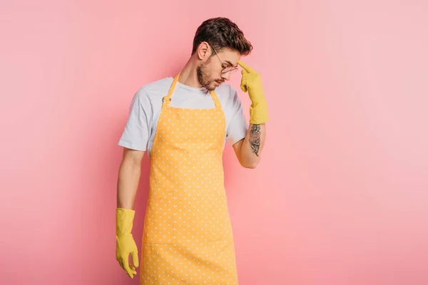 Thoughtful Young Man Apron Rubber Gloves Touching Forehead Finger Pink — Stock Photo, Image