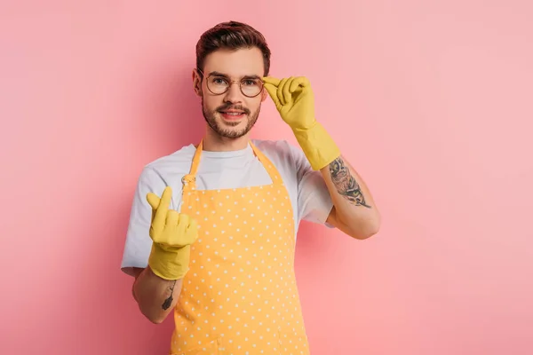 Smiling Young Man Apron Rubber Gloves Showing How Much Money — Stock Photo, Image