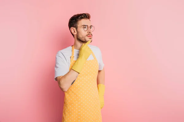 Pensive Young Man Apron Rubber Gloves Touching Chin Looking Away — Stock Photo, Image