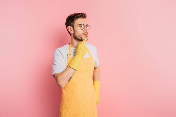 Nachdenklicher Junger Mann Schürze Und Gummihandschuhen Berührt Kinn Und Schaut — Stockfoto