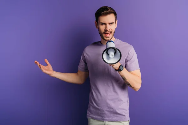 Displeased Young Man Screaming Megaphone While Standing Open Arm Purple — Stock Photo, Image