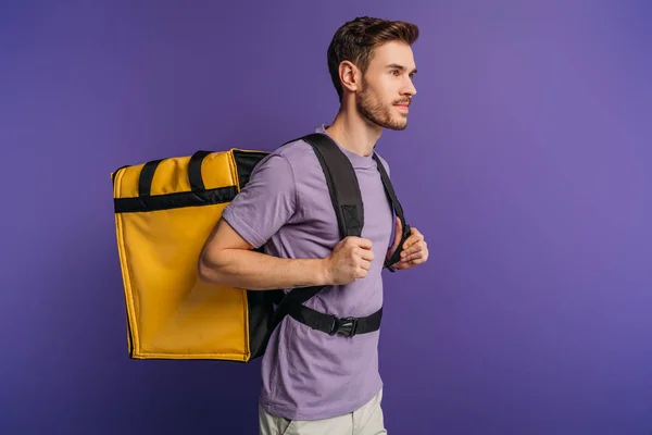 Schöner Positiver Zusteller Schaut Weg Während Thermo Rucksack Isoliert Auf — Stockfoto