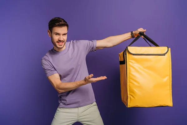 Homem Entrega Alegre Apontando Com Mão Para Mochila Térmica Enquanto — Fotografia de Stock