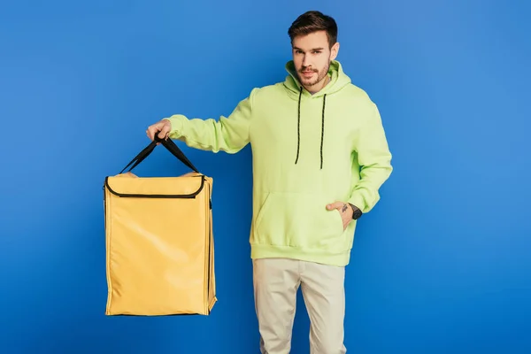 Confident Delivery Man Looking Camera While Holding Thermo Backpack Blue — Stockfoto