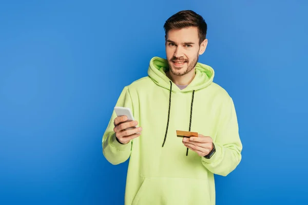 Handsome Young Man Looking Camera While Holding Smartphone Credit Card — Stock Photo, Image