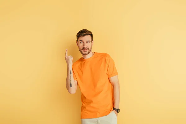 Joven Astuto Mostrando Gesto Idea Sobre Fondo Amarillo — Foto de Stock