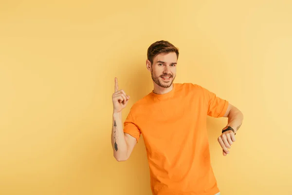 Handsome Young Man Smiling Camera While Showing Idea Gesture Yellow — Stock Photo, Image