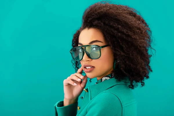 Stijlvol Afrikaans Amerikaans Vrouw Jas Kijken Naar Camera Geïsoleerd Turquoise — Stockfoto