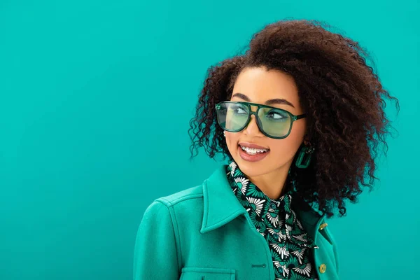 Glimlachen Afrikaans Amerikaanse Vrouw Jas Weg Kijken Geïsoleerd Turquoise — Stockfoto