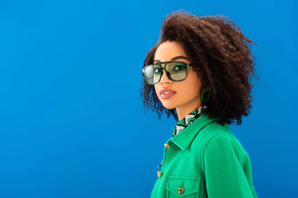 Elegante Donna Afro Americana Giacca Guardando Fotocamera Isolata Sul Blu — Foto Stock