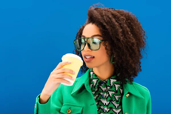 Stijlvol Afrikaans Amerikaanse Vrouw Drinken Koffie Geïsoleerd Blauw — Stockfoto