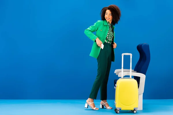 Sonriente Mujer Afroamericana Poner Teléfono Inteligente Bolsillo Pie Cerca Bolsa —  Fotos de Stock