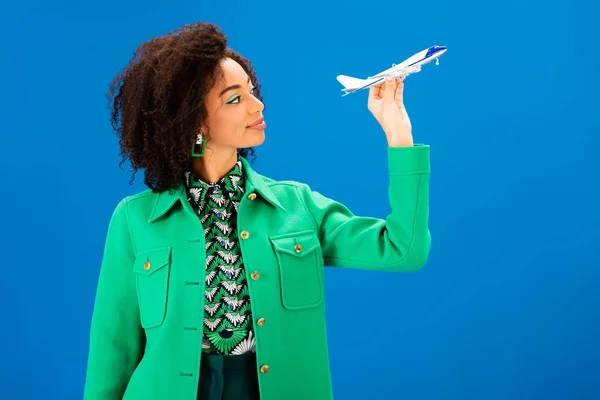 Sorridente Mulher Afro Americana Segurando Modelo Avião Isolado Azul — Fotografia de Stock