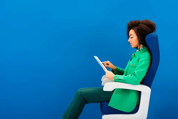 Vista Lateral Mujer Afroamericana Usando Tableta Digital Aislada Azul — Foto de Stock
