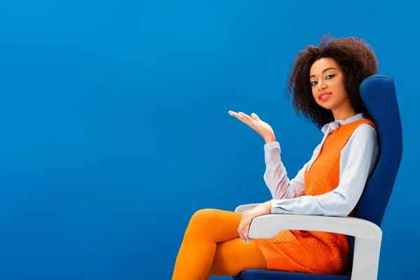 Glimlachen Afrikaans Amerikaan Retro Jurk Wijzend Met Hand Geïsoleerd Blauw — Stockfoto