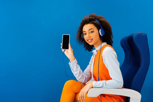 Africano Americano Vestido Retro Ouvir Música Segurando Smartphone Isolado Azul — Fotografia de Stock