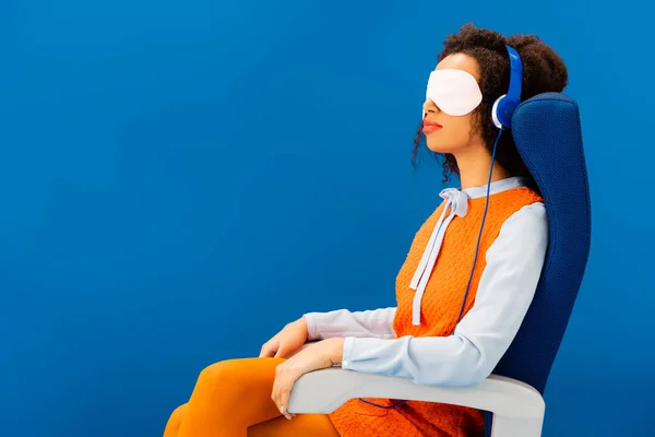 Afroamericano Con Máscara Dormir Escuchando Música Durmiendo Asiento Aislado Azul — Foto de Stock