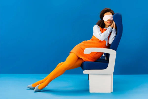 Afroamericano Con Máscara Dormir Sentado Asiento Durmiendo Sobre Fondo Azul — Foto de Stock