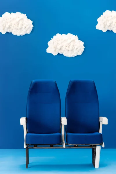 Яскраві Яскраві Сидіння Синьому Фоні Хмарами — стокове фото
