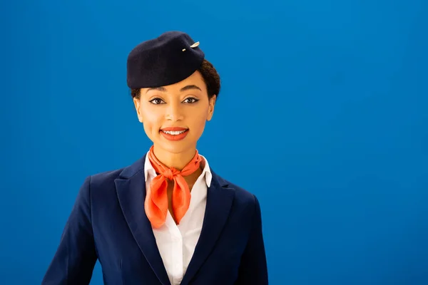 Sorridente Assistente Volo Afro Americana Guardando Telecamera Isolata Sul Blu — Foto Stock