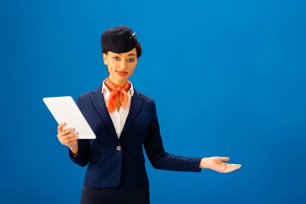 Sorridente Assistente Volo Afroamericano Che Tiene Mano Tablet Digitale Punta — Foto Stock