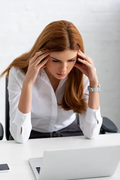 Umsichtige Geschäftsfrau Mit Händen Kopfnähe Und Blick Auf Laptop Auf — Stockfoto