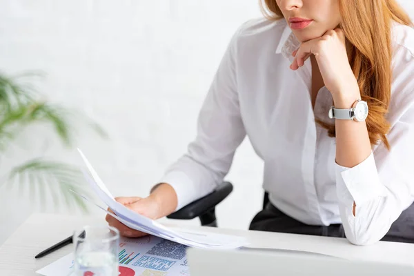 Vista Recortada Mujer Negocios Sosteniendo Dossier Cerca Gráficos Portátil Mesa — Foto de Stock