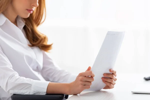 Vista Recortada Mujer Negocios Sosteniendo Papeles Con Gráficos Mesa — Foto de Stock