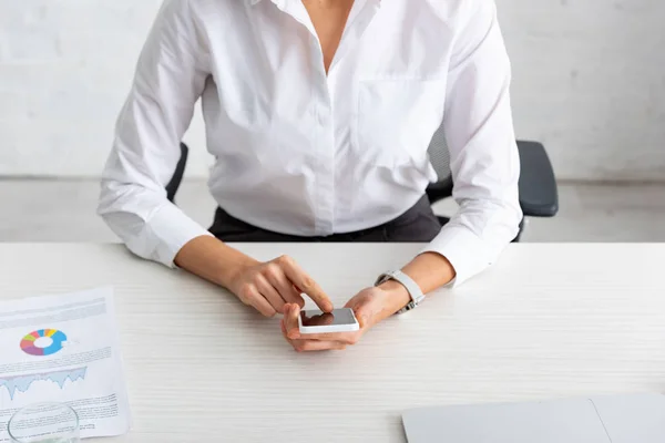 Vista Recortada Mujer Negocios Utilizando Teléfono Inteligente Cerca Documento Con — Foto de Stock