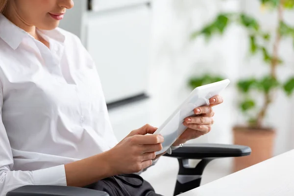 Cropped View Businesswoman Using Digital Tablet Office — Stock Photo, Image