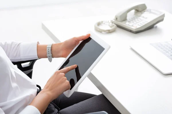Vágott Kilátás Üzletasszony Segítségével Digitális Tabletta Üres Képernyő Asztalnál — Stock Fotó