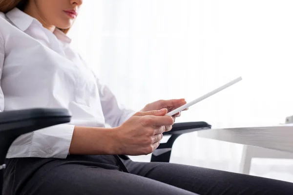 Χαμηλή Γωνία Προβολής Της Επιχειρηματία Χρησιμοποιώντας Ψηφιακό Tablet Ενώ Κάθεται — Φωτογραφία Αρχείου