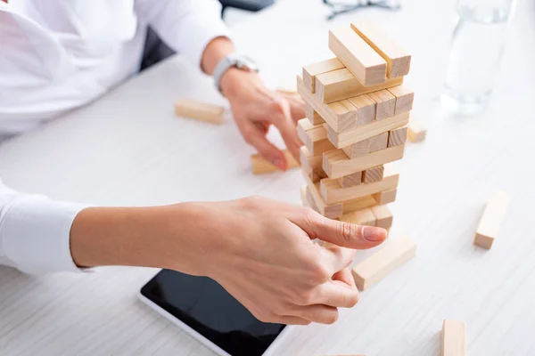 Vista Cortada Empresária Jogando Blocos Madeira Torre Jogo Perto Smartphone — Fotografia de Stock