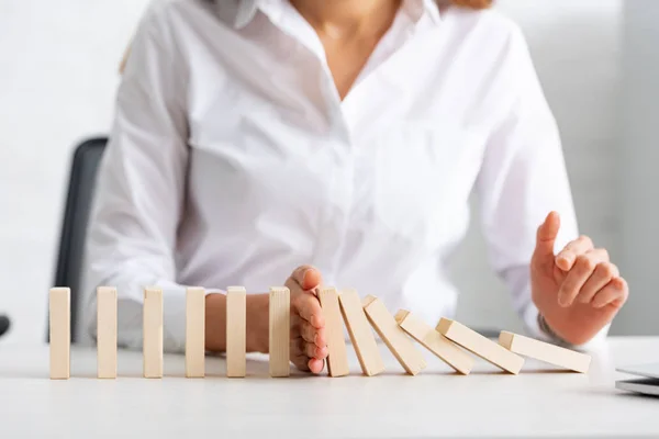 Enfoque Selectivo Empresaria Sosteniendo Bloques Construcción Que Caen Sobre Mesa — Foto de Stock