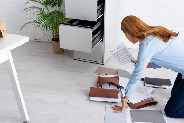 Side View Businesswoman Holding Contract Documents Floor Office — Stok fotoğraf