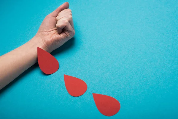 Ausgeschnittene Ansicht Der Nachahmung Von Blutstropfen Aus Frauenhand Auf Blauem — Stockfoto