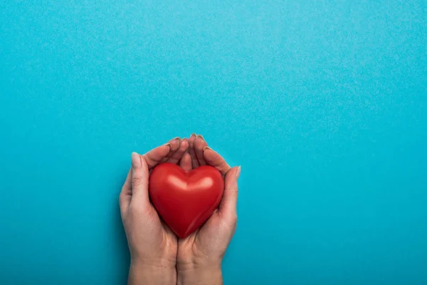 Draufsicht Auf Dekoratives Rotes Herz Frauenhand Auf Blauem Hintergrund Konzept — Stockfoto