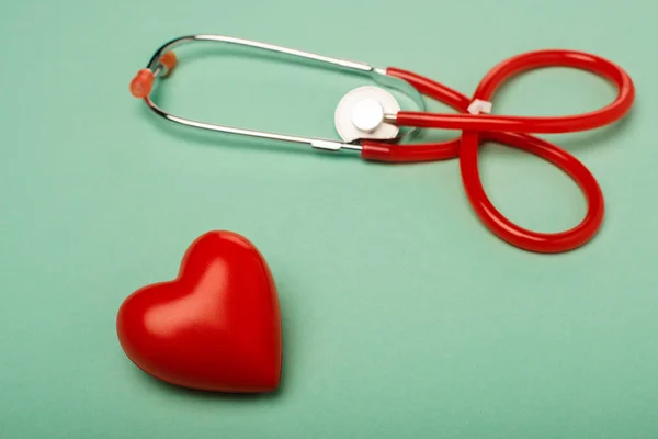 Yeşil Arka Planda Dekoratif Kırmızı Kalpli Steteskop Dünya Sağlık Günü — Stok fotoğraf