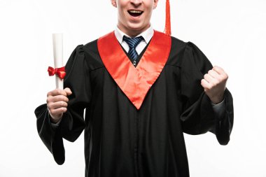 Diploması olan mutlu öğrencinin ön yüzü beyazlara izole edilmiş.