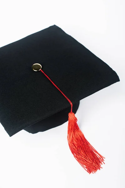 Capa Graduação Preta Com Borla Vermelha Isolada Branco — Fotografia de Stock