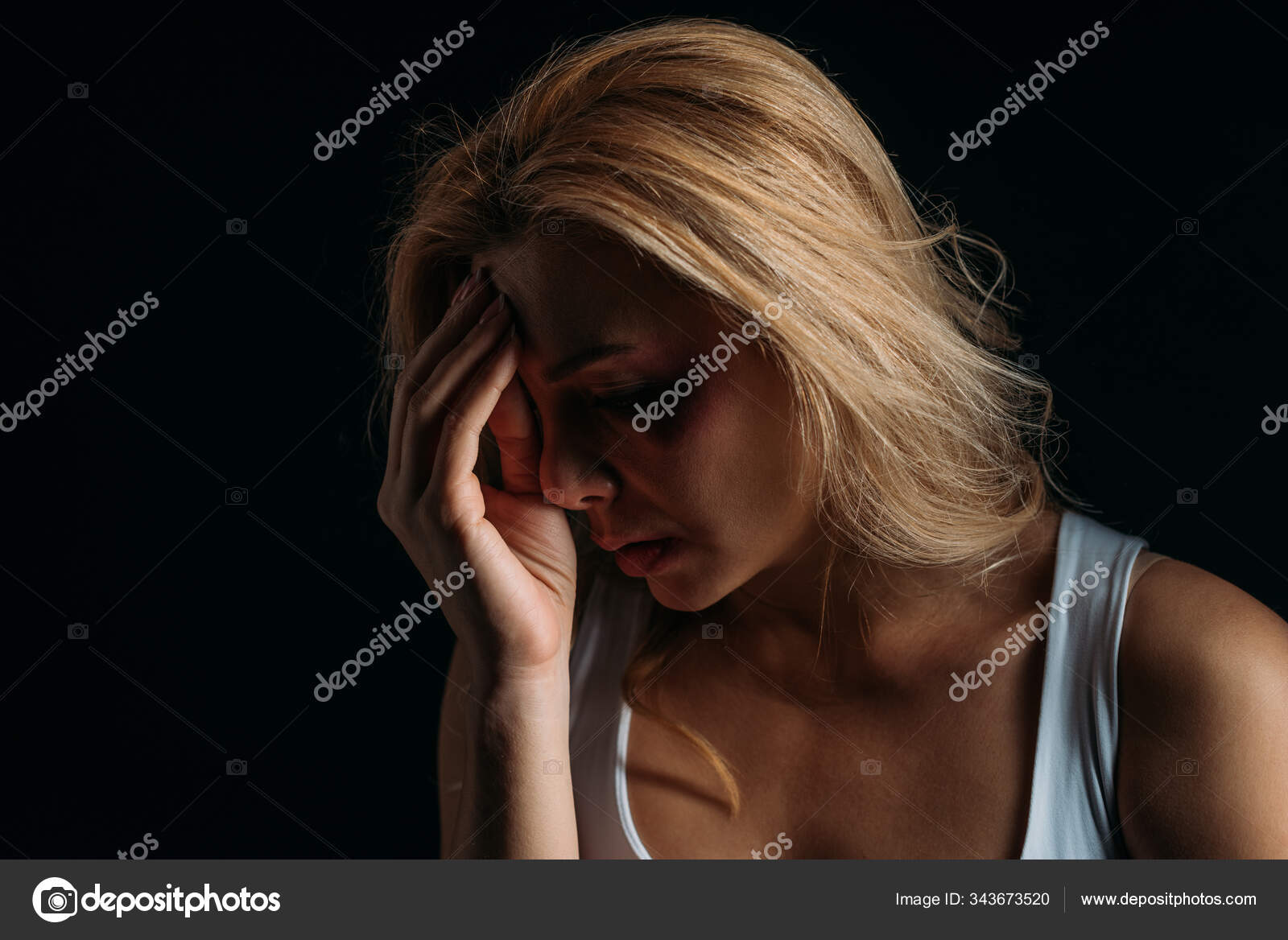 Vistas Laterais De Triste Mulher Amarrada Jovem Sentada No Chão Em
