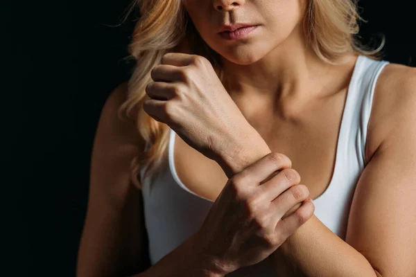 Beskuren Över Kvinna Som Håller Handen Isolerad Svart — Stockfoto
