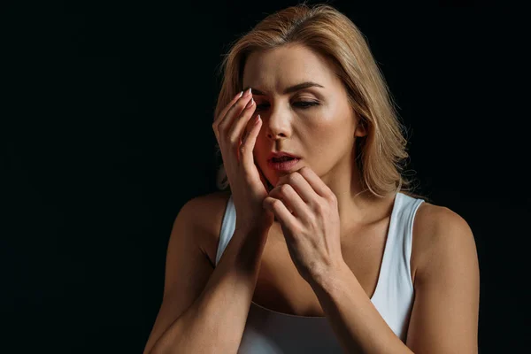 Mulher Tocando Mão Ferida Isolado Preto — Fotografia de Stock