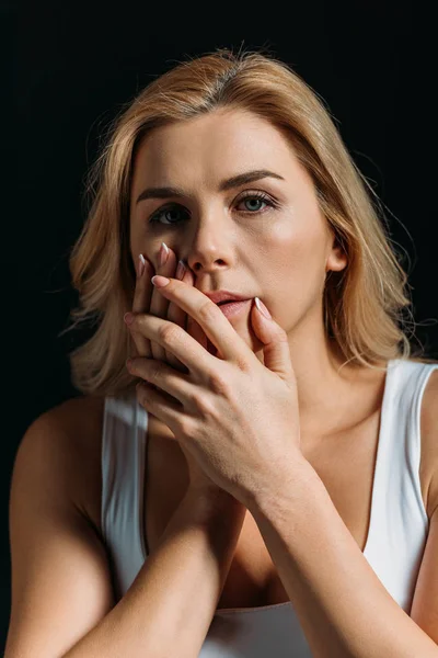 Mulher Tocando Rosto Com Hematomas Olhando Para Câmera Isolada Preto — Fotografia de Stock