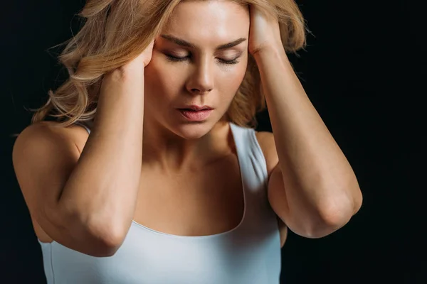 Mulher Com Olhos Fechados Que Sofre Enxaqueca Isolada Preto — Fotografia de Stock