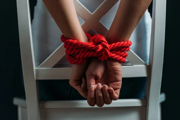 Обрізаний Вид Жіночих Рук Пов Язаних Червоною Мотузкою Ізольовані Чорному — стокове фото