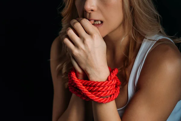 Gewassen Uitzicht Van Bange Vrouw Met Gebonden Handen Bijtende Vinger — Stockfoto