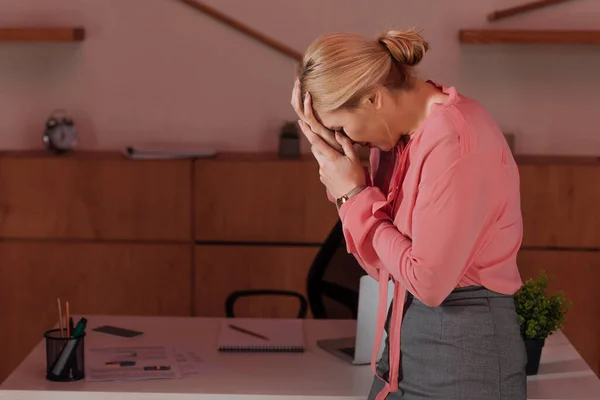 女性在办公室里有选择地捂着脸哭泣的焦点 — 图库照片