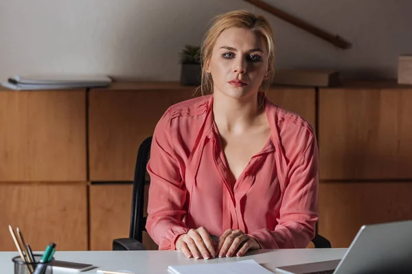 坐到办公室桌子旁的忧心忡忡的女性的选择性焦点 性骚扰概念 — 图库照片